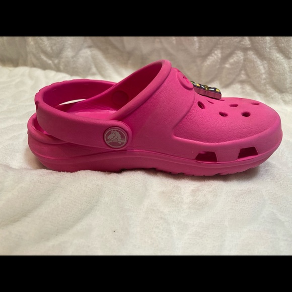 Toddler girl hot pink crocs in size 6 with butterfly charm - Picture 4 of 4